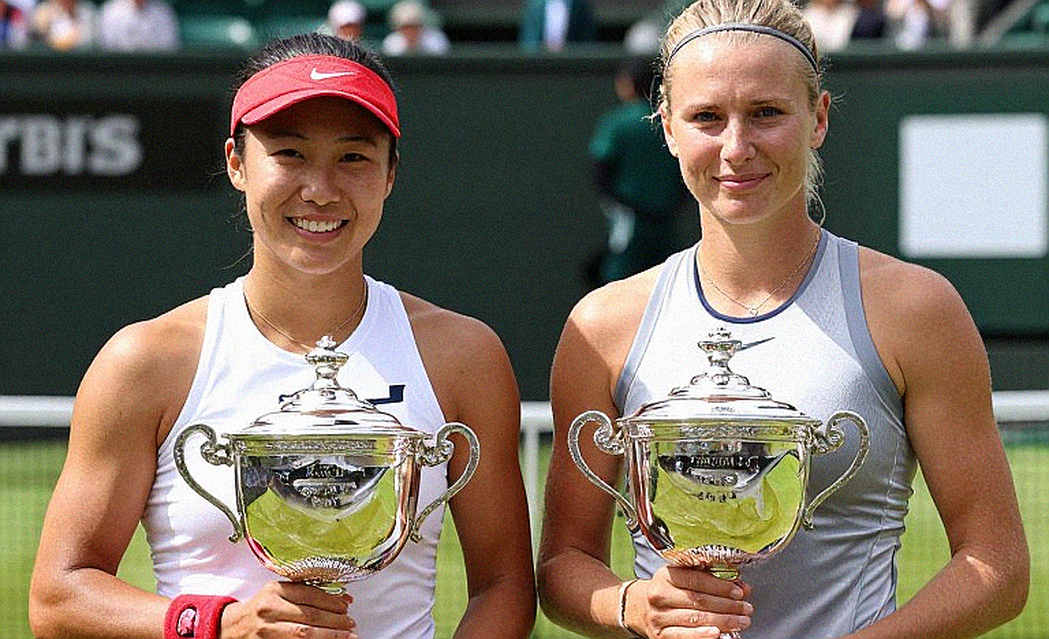 De Minaur, cú giao bóng và khoảng lặng ở Pat Rafter Arena
