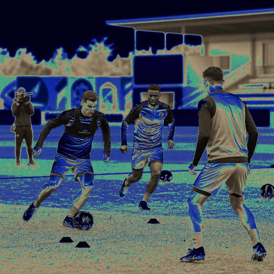Khoảng trống giữa bảng dữ liệu và mặt cỏ V.League