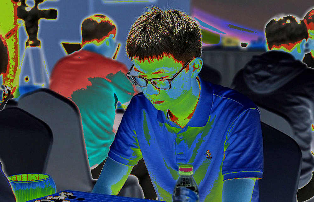Carlsen xếp Sindarov ở cửa trên trước Gukesh: khi phát ngôn trước trận trở thành một nước cờ