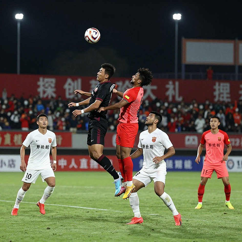 Bóng đá Việt Nam và cấu trúc vô hình: Đọc V.League trước khi đọc tỷ số Bóng đá Việt Nam và cấu trúc vô hình: Đọc V.League trước khi đọc tỷ số